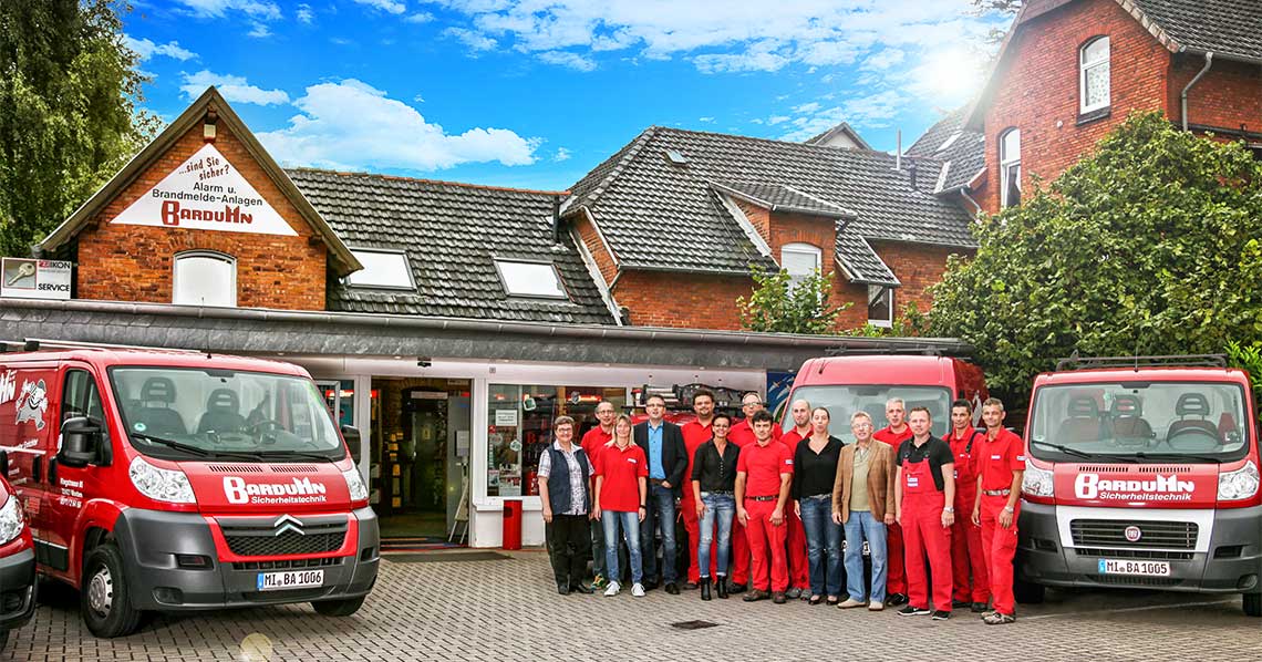 Das gesamte Barduhn-Team vor dem Geschäft in Minden